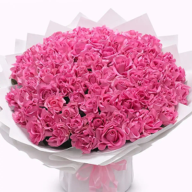 Elegant pink roses bouquet